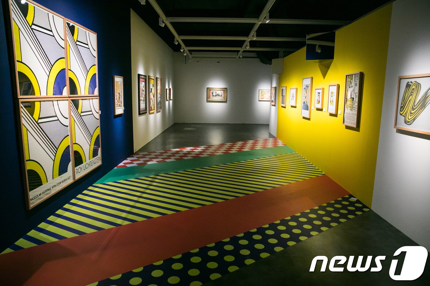 본문 이미지 - 대중문화에서 기법을 차용하는 미술사조인 팝아트의 대표작가 작품을 선보이는 'Hi, POP - 거리로 나온 미술, 팝아트전'은 오는 15일부터 2018년 4월15일까지 서울 강남구 역삼동 르메르디앙 호텔 1층 M컨템포러리 아트센터에서 열린다. 2017.12.14/뉴스1 ⓒ News1 박정환 기자