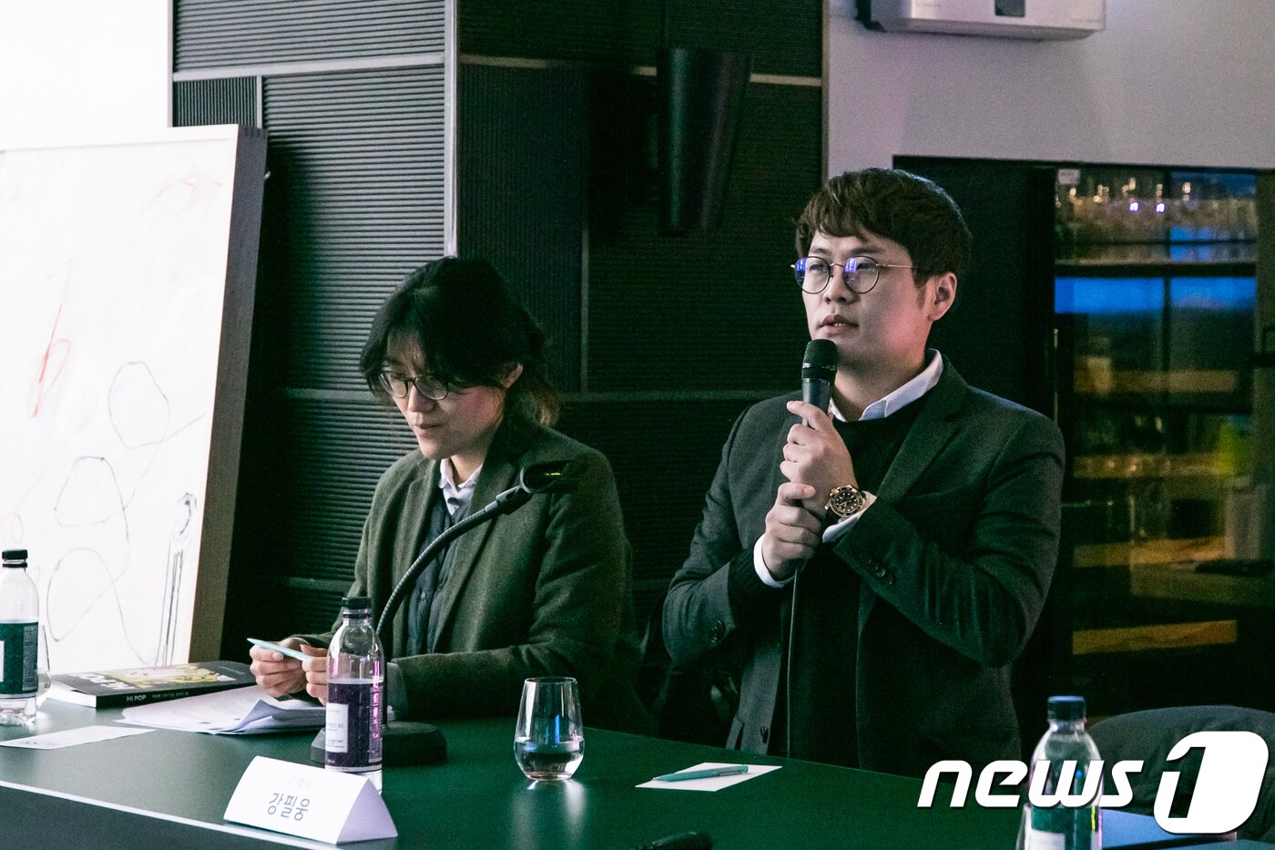 본문 이미지 - 강필웅 M컨템포러리 아트센터 관장(오른쪽)이 14일 서울 강남구 역삼동 르메르디앙 호텔 1층 M컨템포러리 아트센터에서 열린 'Hi, POP - 거리로 나온 미술, 팝아트전' 기자간담회에서 "팝아트전에 이어 내년에는 샤갈 생애와 작품 400여 점을 소개하는 대규모 전시회를 열겠다＂고 말했다. 2017.12.14/뉴스1 ⓒ News1 박정환 기자