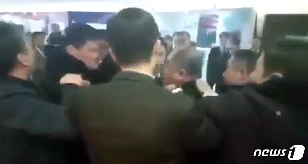 본문 이미지 - 14일 오전 문재인 대통령 국빈방문 행사를 취재하던 한국의 한 사진기자가 베이징 국가회의 중심홀에서 중국 측 경호 관계자로부터 폭행당하고 있다. 이날 피해 사진기자는 '한·중 경제·무역 파트너십 개막식'에서 스타트업관 이동 중에 폭행당했다. .2017.12.14/뉴스1