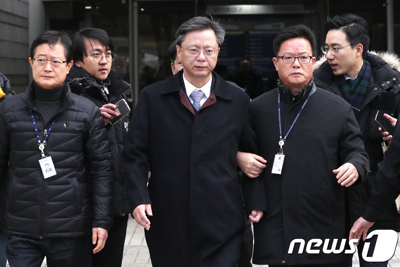 본문 이미지 - 우병우 전 청와대 민정수석이 14일 오후 서울 서초구 서울중앙지법에서 열린 직권남용권리행사방해 혐의 영장 실질심사를 마치고 법원을 나서고 있다.2017.12.14/뉴스1 ⓒ News1 임세영 기자