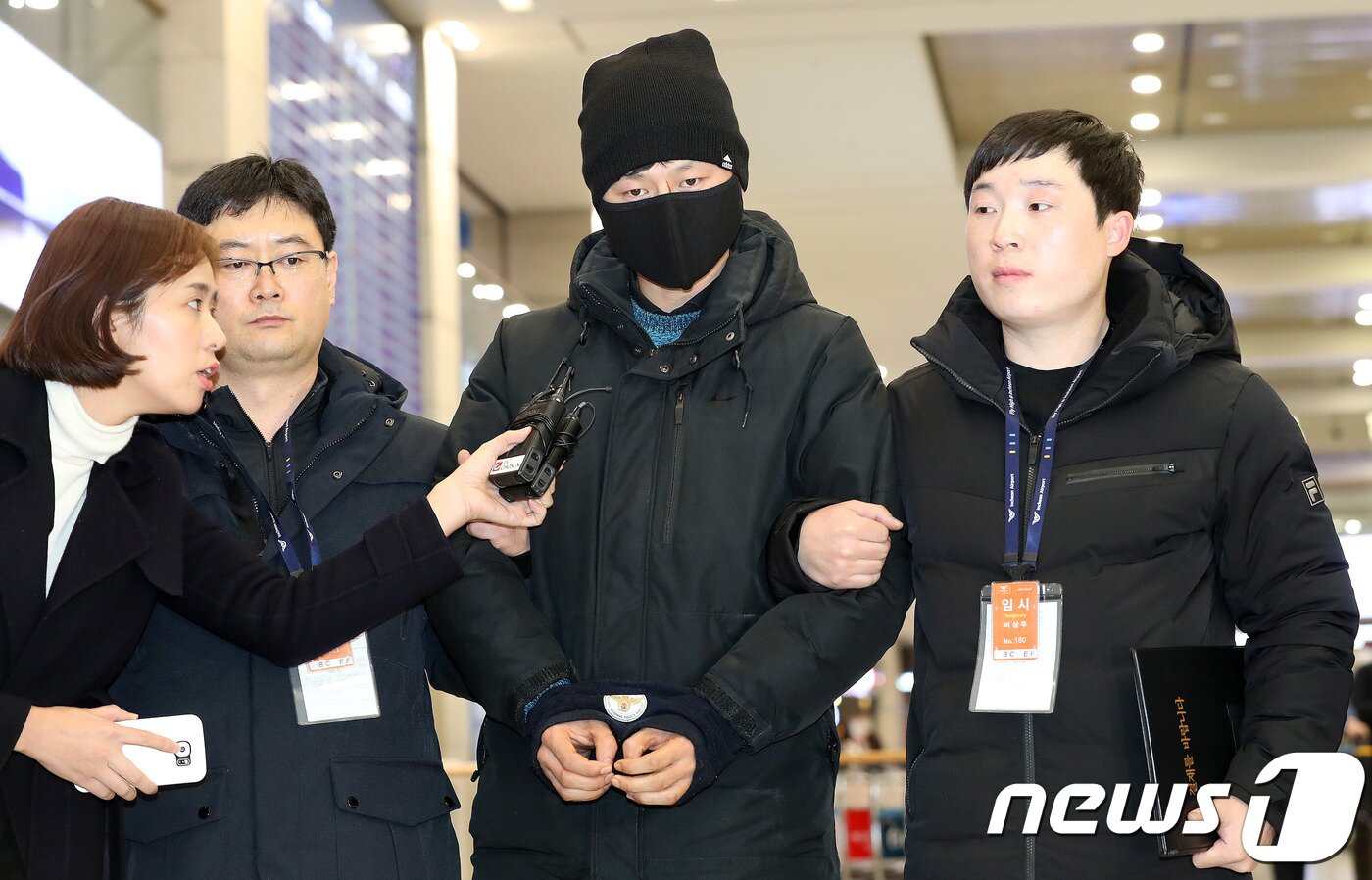 본문 이미지 - 지난해 12월 대림역에서 살인을 저지른 조선족 황모씨가 경찰서로 압송되는 모습. 2017.12.14/뉴스1 ⓒ News1 박세연 기자