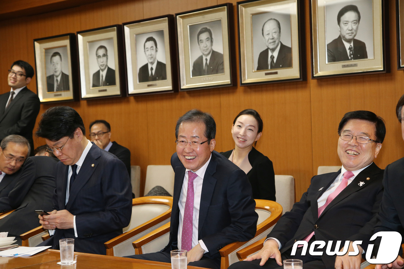 (서울=뉴스1) = 홍준표 자유한국당 대표가 14일 일본 도쿄 자민당 본부에서 니카이 도시히로(二階俊博) 자민당 간사장과 면담을 갖고 있다. (자유한국당 제공) 2017.12.14 …