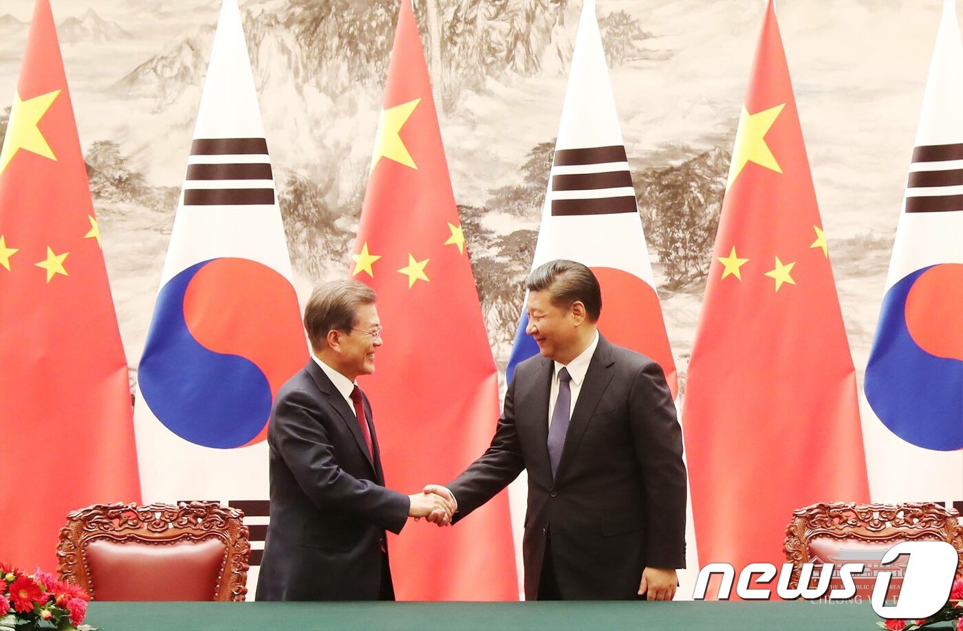 본문 이미지 - 문재인 대통령과 시진핑 중국 국가주석이 지난해 12월 베이징 인민대회당 동대청에서 한ㆍ중 확대 정상회담에 앞서 악수를 나누고 있다. (청와대 페이스북) 2017.12.15/뉴스1 ⓒ News1 이광호 기자