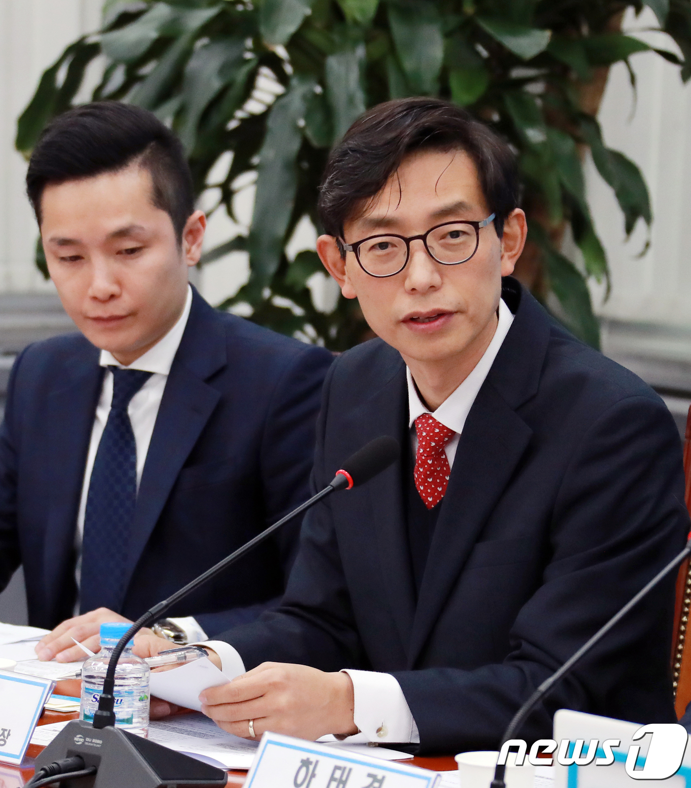 (서울=뉴스1) 이동원 기자 = 인호 한국블록체인학회 회장(고려대학교 컴퓨터학과 교수.오른쪽)이 15일 서울 여의도 국회 본청에서 열린 '비트코인 논란, 가상화폐 해법은 무엇인가? …