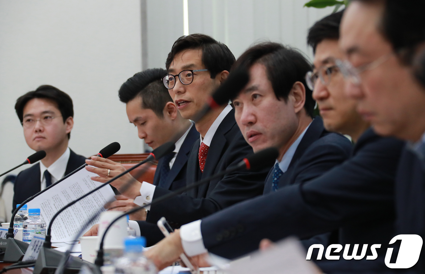 (서울=뉴스1) 이동원 기자 = 인호 한국블록체인학회 회장(고려대학교 컴퓨터학과 교수.오른쪽 네 번째)이 15일 서울 여의도 국회 본청에서 열린 '비트코인 논란, 가상화폐 해법은 …