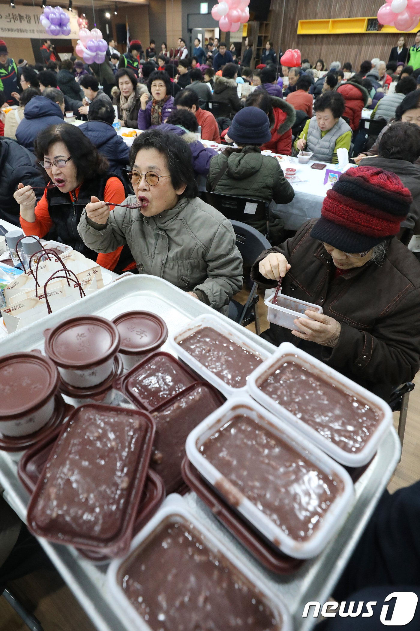 (서울=뉴스1) 임세영 기자 = 동지를 일주일 앞둔 15일 오전 서울 강동구 성내종합복지사회관에서 열린 본죽이 함께하는 어르신 동지팥죽 사랑 나눔행사에서 어르신들이 팥죽을 맛보고 …
