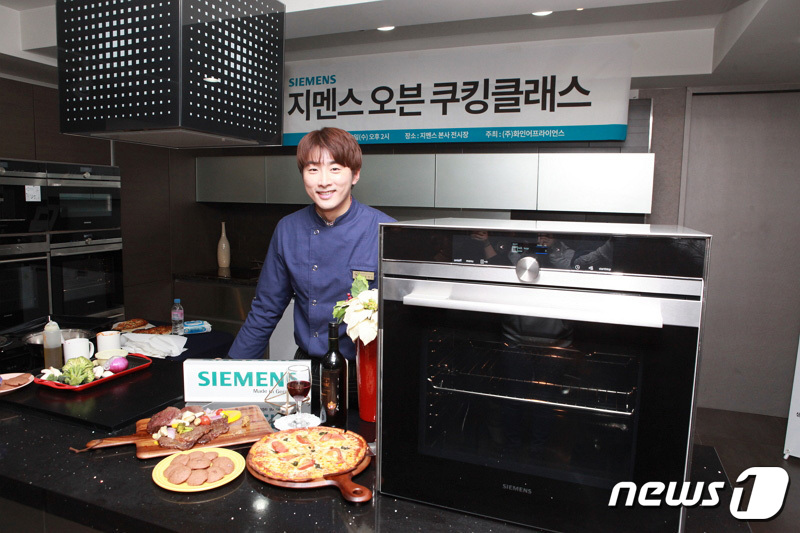 (서울=뉴스1) 전민기 기자 = 독일 프리미엄 가전브랜드 지멘스가 13일 본사 3층 쇼룸에서 윤현찬 셰프를 초청해 쿠킹클래스를 진행했다. 훈남 셰프로 유명한 윤현찬 셰프는 이날 지 …