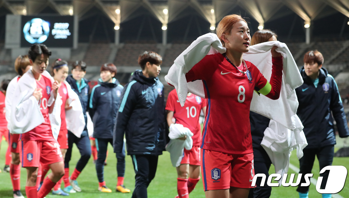 (지바=뉴스1) 이재명 기자 = 15일 오후 일본 지바 소가스포츠파크에서 열린 2017 동아시안컵(EAFF E-1 풋볼 챔피언십) 대한민국과 중국의 여자 축구경기에서 3대1로 패배 …