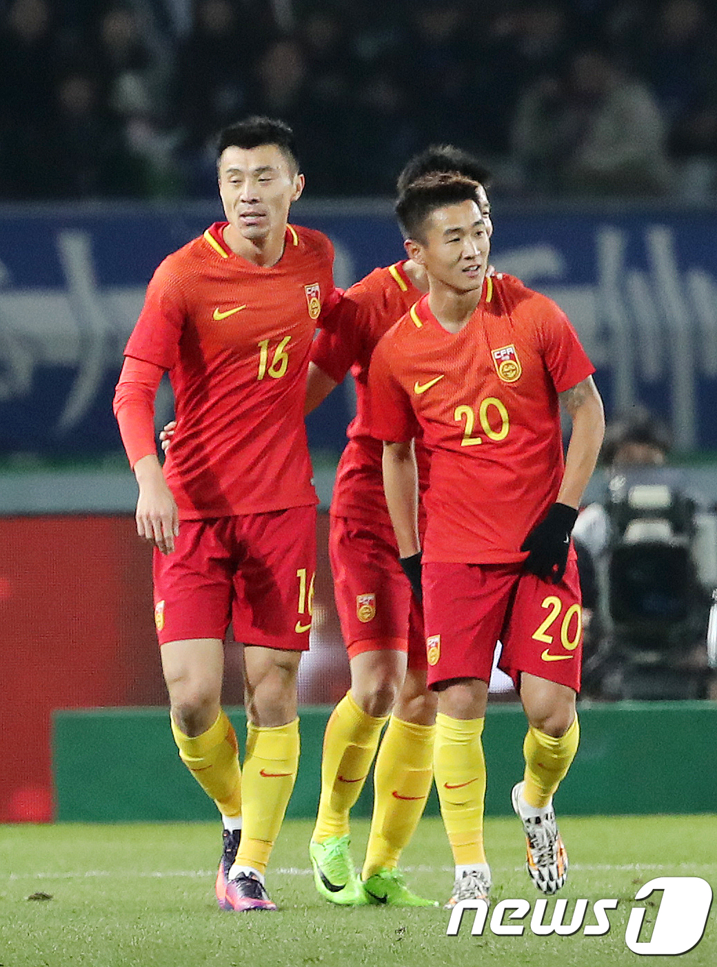 (도쿄=뉴스1) 이재명 기자 = 16일 오후 일본 도쿄 아지노모토 스타디움에서 열린 2017 동아시안컵(EAFF E-1 풋볼 챔피언십) 북한과 중국의 축구경기에서 중국 웨이스하오가 …