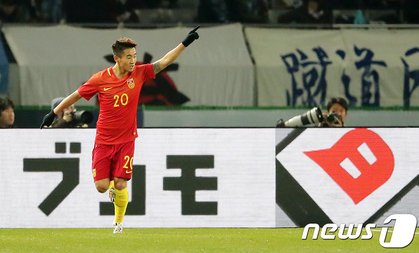 (도쿄=뉴스1) 이재명 기자 = 16일 오후 일본 도쿄 아지노모토 스타디움에서 열린 2017 동아시안컵(EAFF E-1 풋볼 챔피언십) 북한과 중국의 축구경기에서 중국 웨이스하오가 …