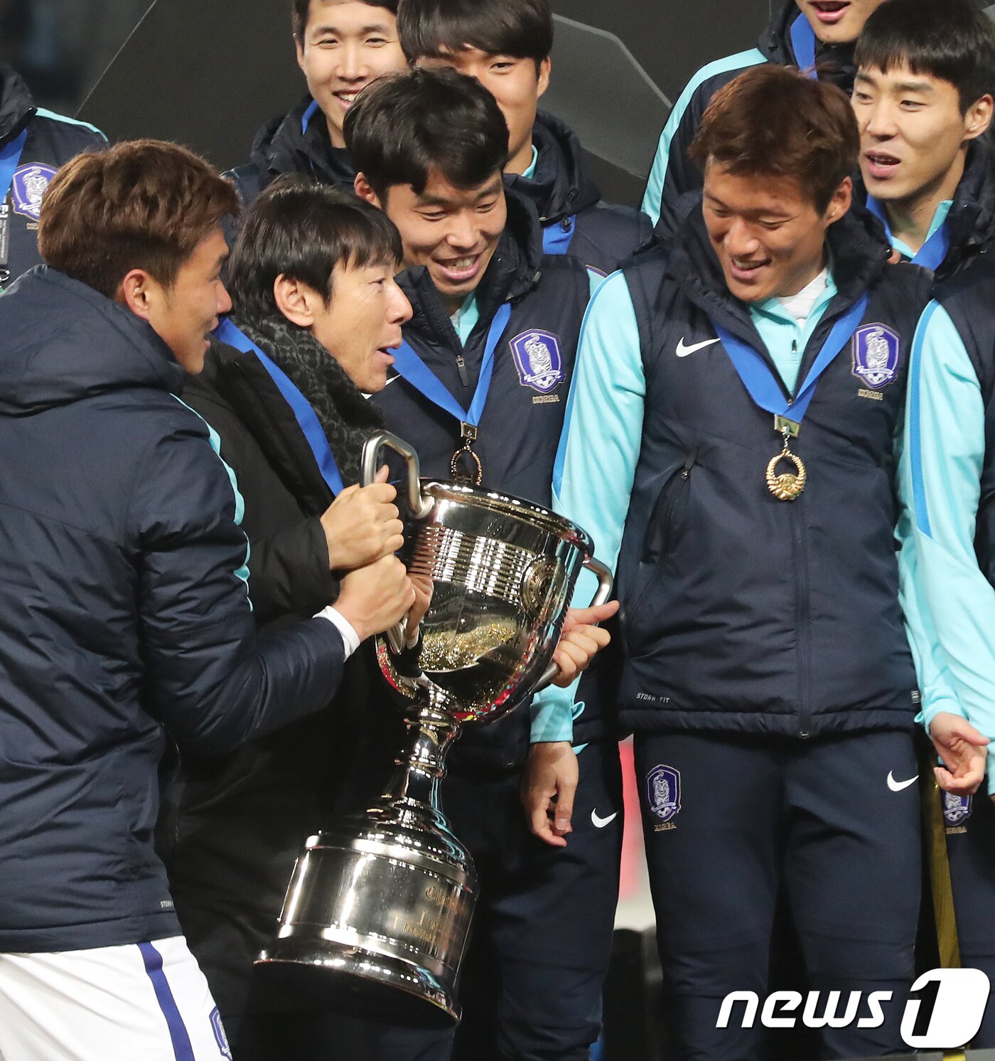 본문 이미지 - 16일 오후 일본 도쿄 아지노모토 스타디움에서 열린 2017 동아시안컵(EAFF E-1 풋볼 챔피언십) 대한민국과 일본의 축구경기에서 4대1로 승리한 신태용 감독이 우승컵을 들고 가운데 자리로 향하고 있다. 2017.12.16/뉴스1 ⓒ News1 이재명 기자
