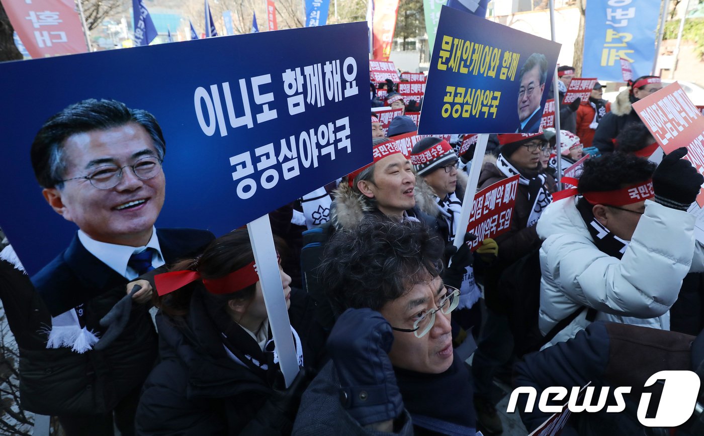 대한약사회 회원들이 17일 서울 종로구 청와대 인근 효자치안센터 앞에서 열린 &#39;편의점 판매약 품목 확대 저지를 위한 전국 임원 궐기대회&#39;에서 편의점약 확대 저지 의지를 담은 구호를 외치고 있다. 참가자들은 이 자리에서 편의점약 확대 반대와 공공 심야약국 도입 등을 촉구했다. 2017.12.17/뉴스1 ⓒ News1 오대일 기자