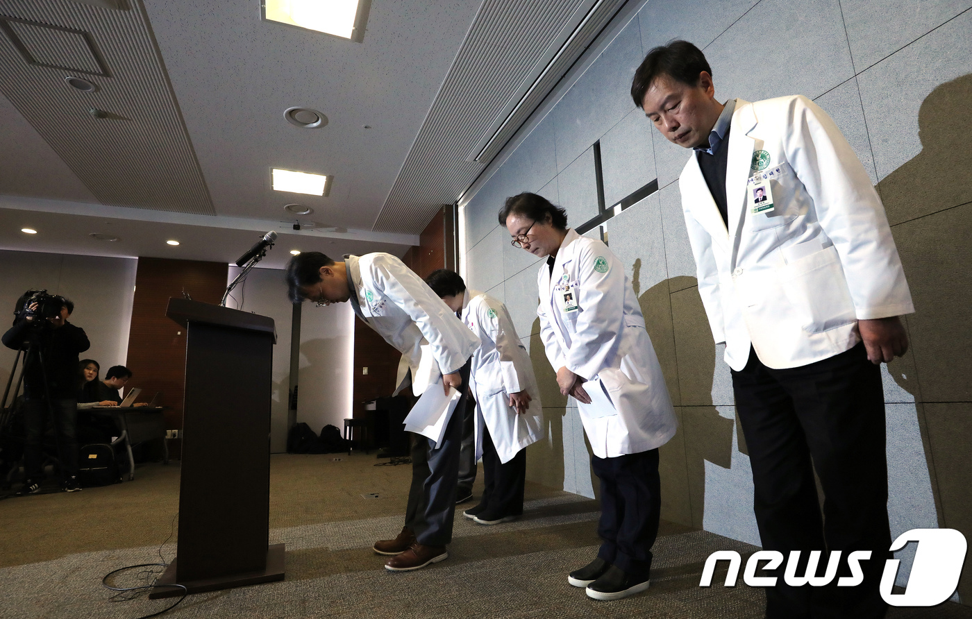 (서울=뉴스1) 박지혜 기자 = 정혜원 이대목동병원장(오른쪽 두번째)을 비롯한 관계자들이 17일 오후 서울 양천구 이대목동병원에서 신생아 4명이 갑작스럽게 사망한 사고에 대한 사과 …