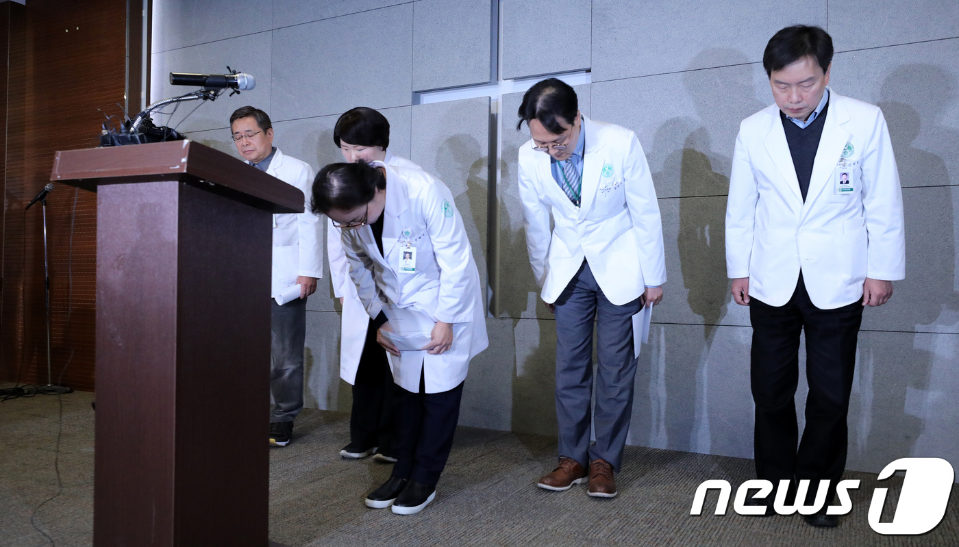 (서울=뉴스1) 박지혜 기자 = 정혜원 이대목동병원장을 비롯한 관계자들이 17일 오후 서울 양천구 이대목동병원에서 신생아 4명이 갑작스럽게 사망한 사고에 대한 사과문을 발표한 뒤 …