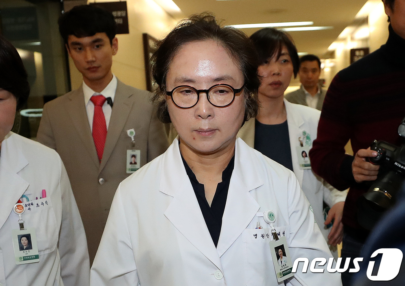 (서울=뉴스1) 박지혜 기자 = 정혜원 이대목동병원장이 17일 오후 서울 양천구 이대목동병원에서 신생아 4명이 갑작스럽게 사망한 사고에 대한 사과문을 발표한 뒤 기자회견장을 나서고 …
