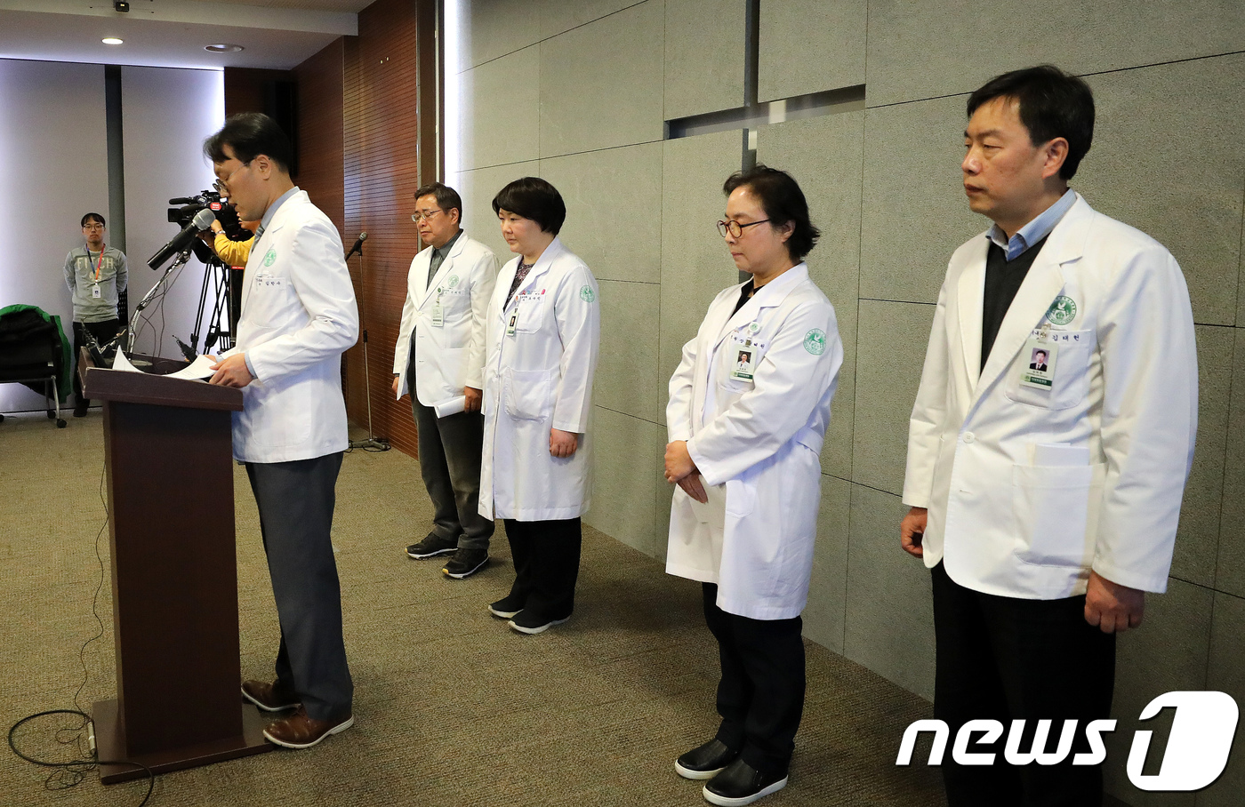 (서울=뉴스1) 박지혜 기자 = 정혜원 이대목동병원장(오른쪽 두번째)을 비롯한 관계자들이 17일 오후 서울 양천구 이대목동병원에서 신생아 4명이 갑작스럽게 사망한 사고에 대한 사과 …