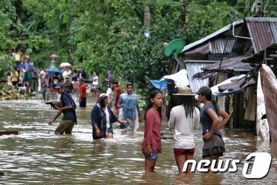 열대성 폭풍 카이탁이 내린 폭우에 침수된 필리핀 사마르섬 거리. © AFP=뉴스1