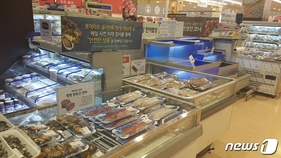 본문 이미지 - 15일 오후 롯데마트 서울역점·이마트 용산점의 수산물(오징어) 판매대는 소비자 발길이 뜸했다. ⓒ News1