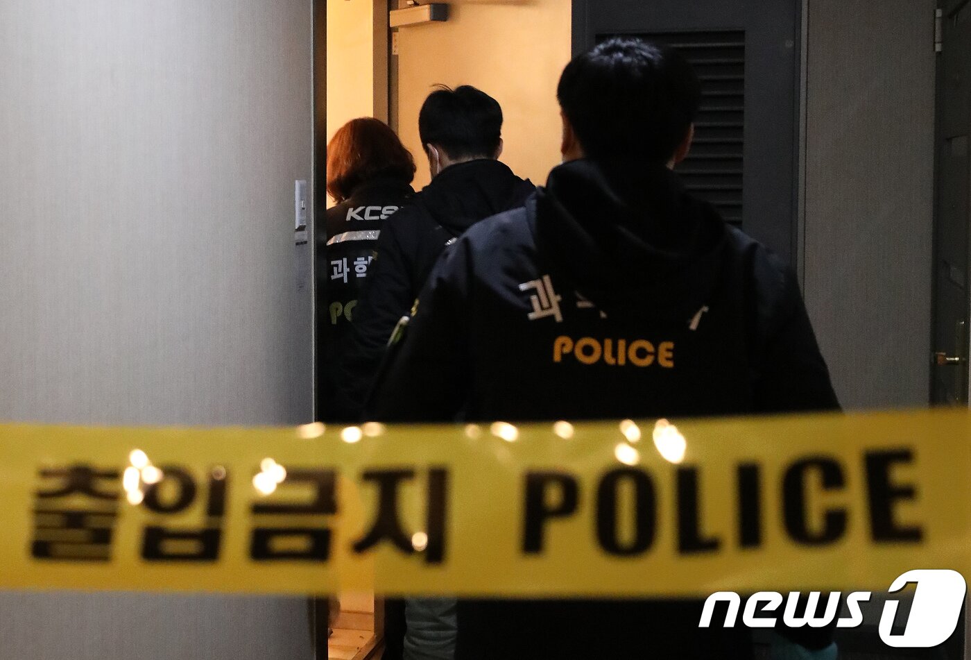 본문 이미지 - 그룹 샤이니 종현이 쓰러진 채 발견돼 병원으로 옮겨졌으나 숨졌다. 18일 오후 서울 청담동 샤이니 종현이 숨진 채 발견된 레지던스로 과학수사대가 조사를 위해 들어가고 있다. 2017.12.18/뉴스1 ⓒ News1 박지혜 기자