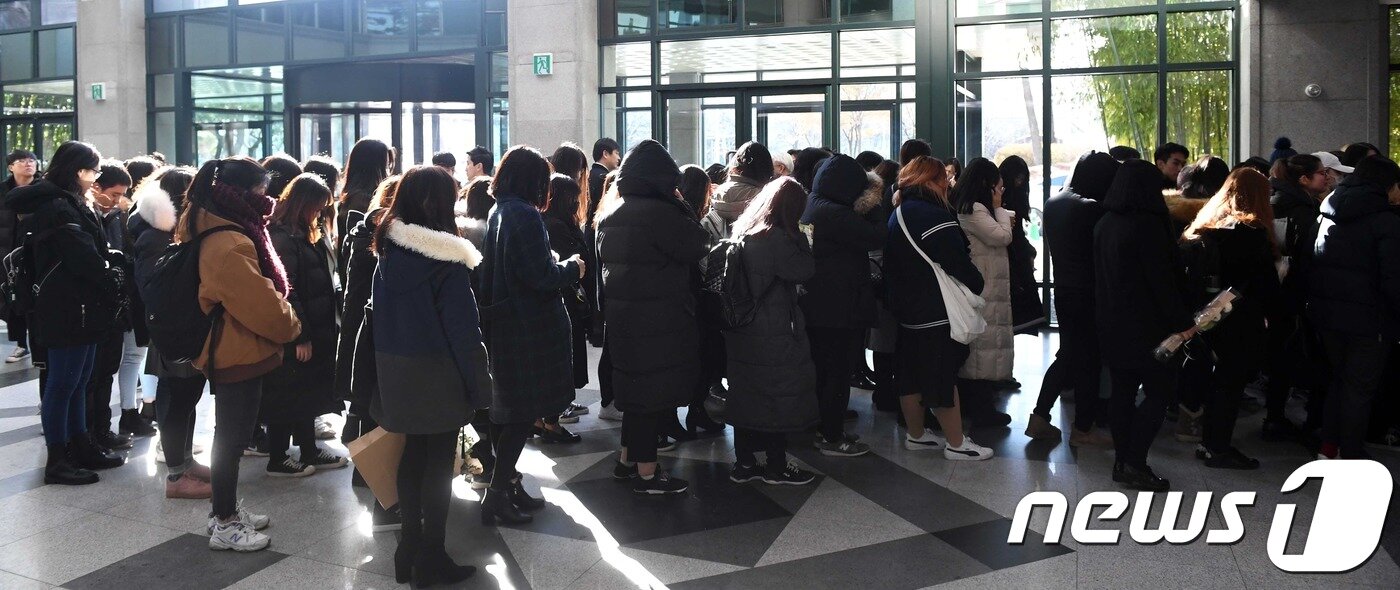 본문 이미지 - 19일 오후 그룹 샤이니 종현(본명 김종현, 향년 27세)의 빈소가 서울 풍납동 아산병원 장례식장에 마련됐다. 장례식장을 찾은 팬들이 조문하기위해 줄지어 서 있다. 한편 종현은 지난 18일 서울 청담동의 한 레지던스에서 쓰러진 채 발견, 인근 대학병원으로 이송됐지만 사망 판정을 받았다. 발인은 오는 21일 9시, 장지는 미정이다. 2017.12.19/뉴스1 ⓒ News1 임세영 기자