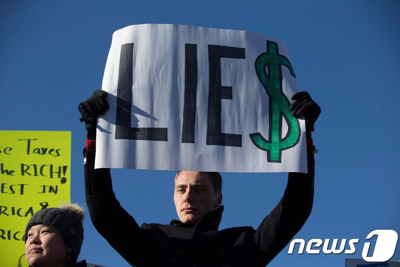본문 이미지 - 미국 세제개편안에 반대하는 시위대. ⓒ AFP=뉴스1