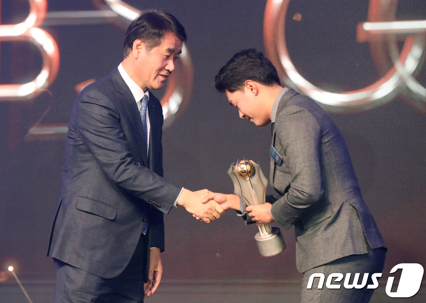 (서울=뉴스1) 구윤성 기자 = 19일 오후 서울 서초구 반포동 세빛섬에서 열린 2017 대한축구협회 시상식에서 올해의 베스트골을 수상한 이승우를 대신해 친형인 이승준 씨가 '올해 …