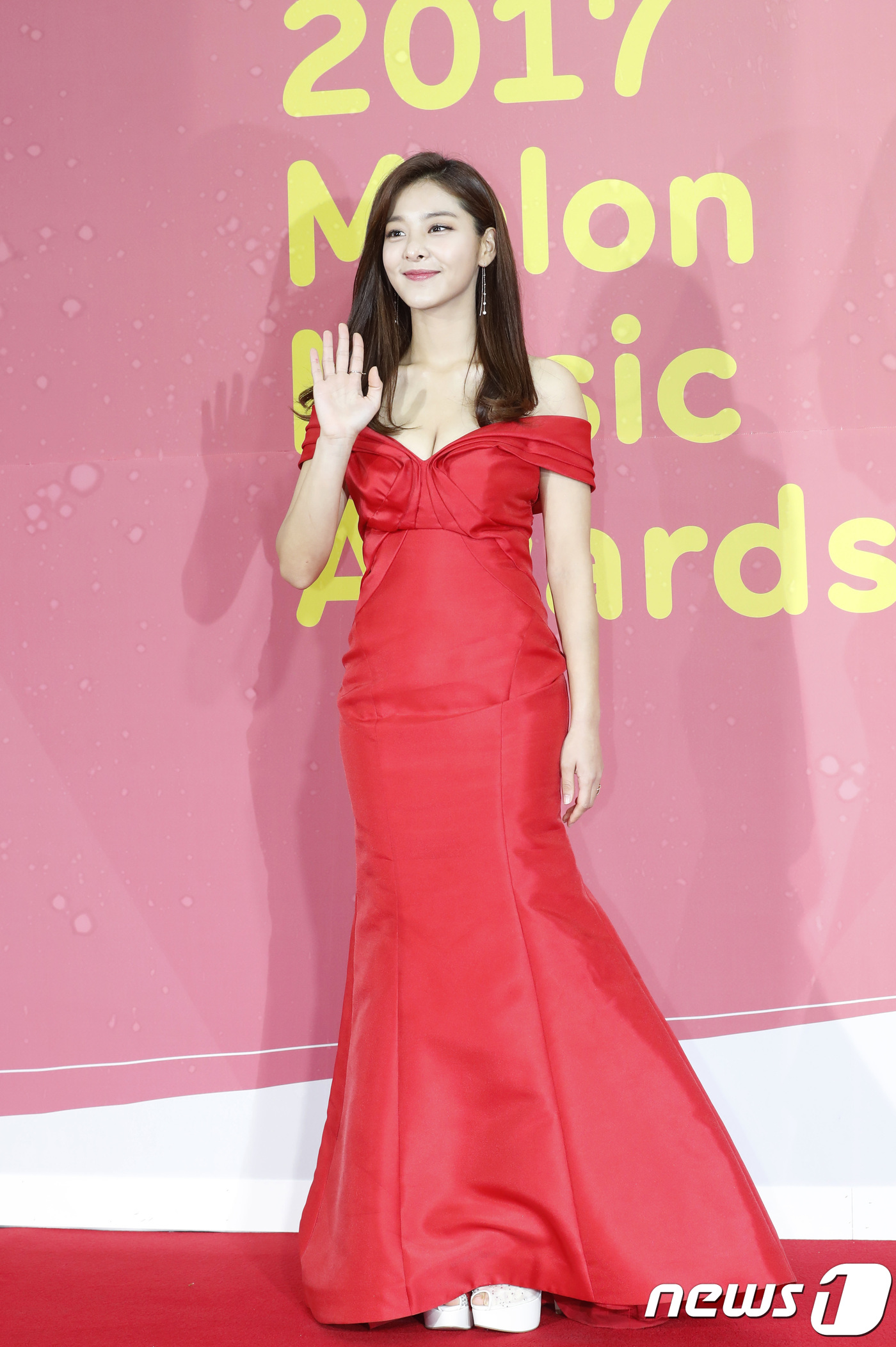 (서울=뉴스1) 권현진 기자 = 배우 설인아가 2일 오후 서울 구로구 고척스카이돔에서 열린 '2017 멜론 뮤직 어워드' 레드카펫 행사에 참석해 포즈를 취하고 있다. 2017.12 …