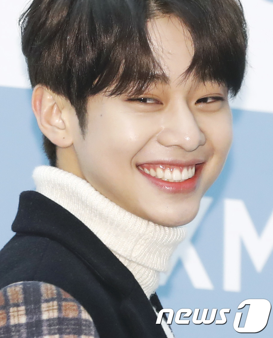 (서울=뉴스1) 권현진 기자 = 아이돌가수 MXM 김동현이 20일 오후 서울 삼성동 스타필드 코엑스몰에서 열린 코스메틱 브랜드 팬 사인회에 참석하고 있다. 2017.12.20./뉴 …