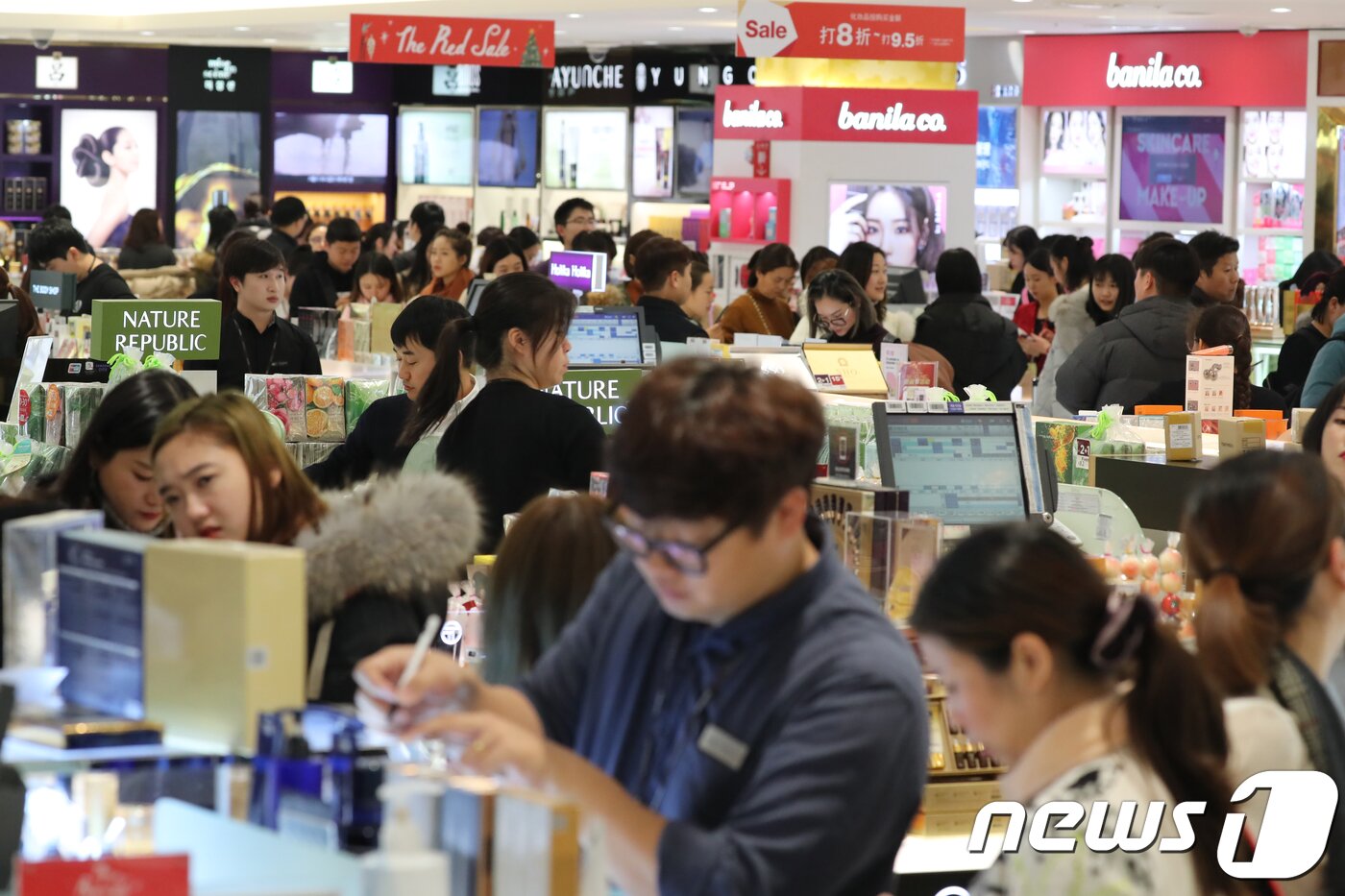 본문 이미지 - 관세청은 20일 제주국제공항 국제선 구역 면세점 신규사업자로 신라면세점으로 결정했다. 이날 오후 제주시 연동 신라면세점에서 이용객들이 면세품을 구입하고 있다.2017.12.20/뉴스1 ⓒ News1 이석형 기자