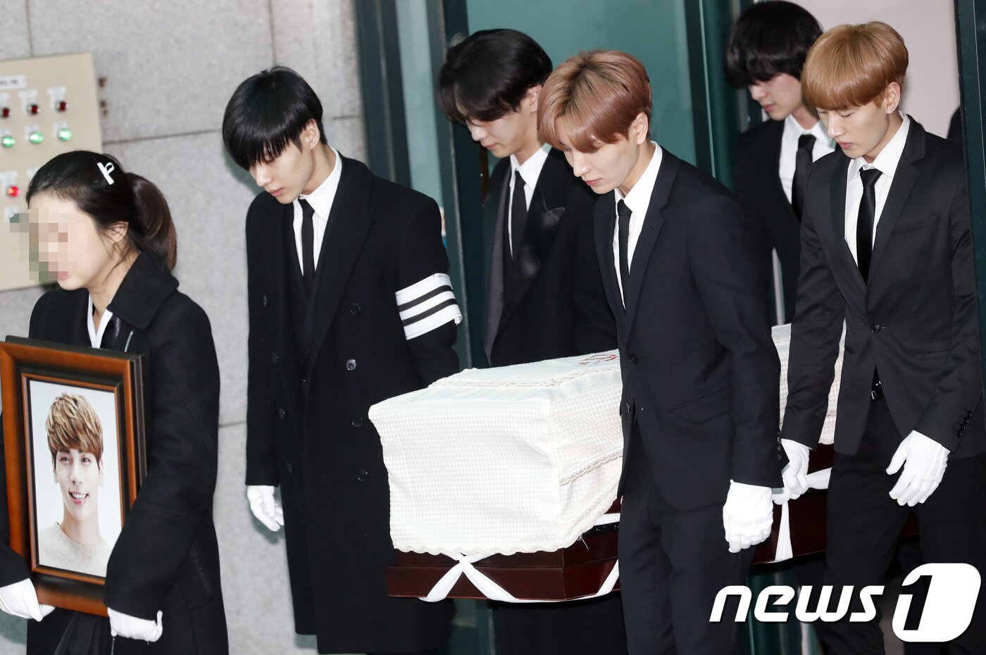 본문 이미지 - 샤이니 태민, 키, 온유, 슈퍼주니어 이특, 은혁이 21일 오전 서울 아산병원 장례식장에서 열린 아이돌 그룹 샤이니 종현(본명 김종현·27)의 발인식에 참석해 운구하고 있다. 경찰과 소방당국에 따르면 종현은 지난 18일 오후 6시10분쯤 서울 강남구 청담동 한 레지던스에서 심정지 상태로 발견돼 끝내 숨을 거뒀다. 종현은 지난 2008년 5월 샤이니로 데뷔해 10년 동안 활발한 활동으로 사랑을 받았다. 2017.12.21./뉴스1 ⓒ News1 권현진 기자