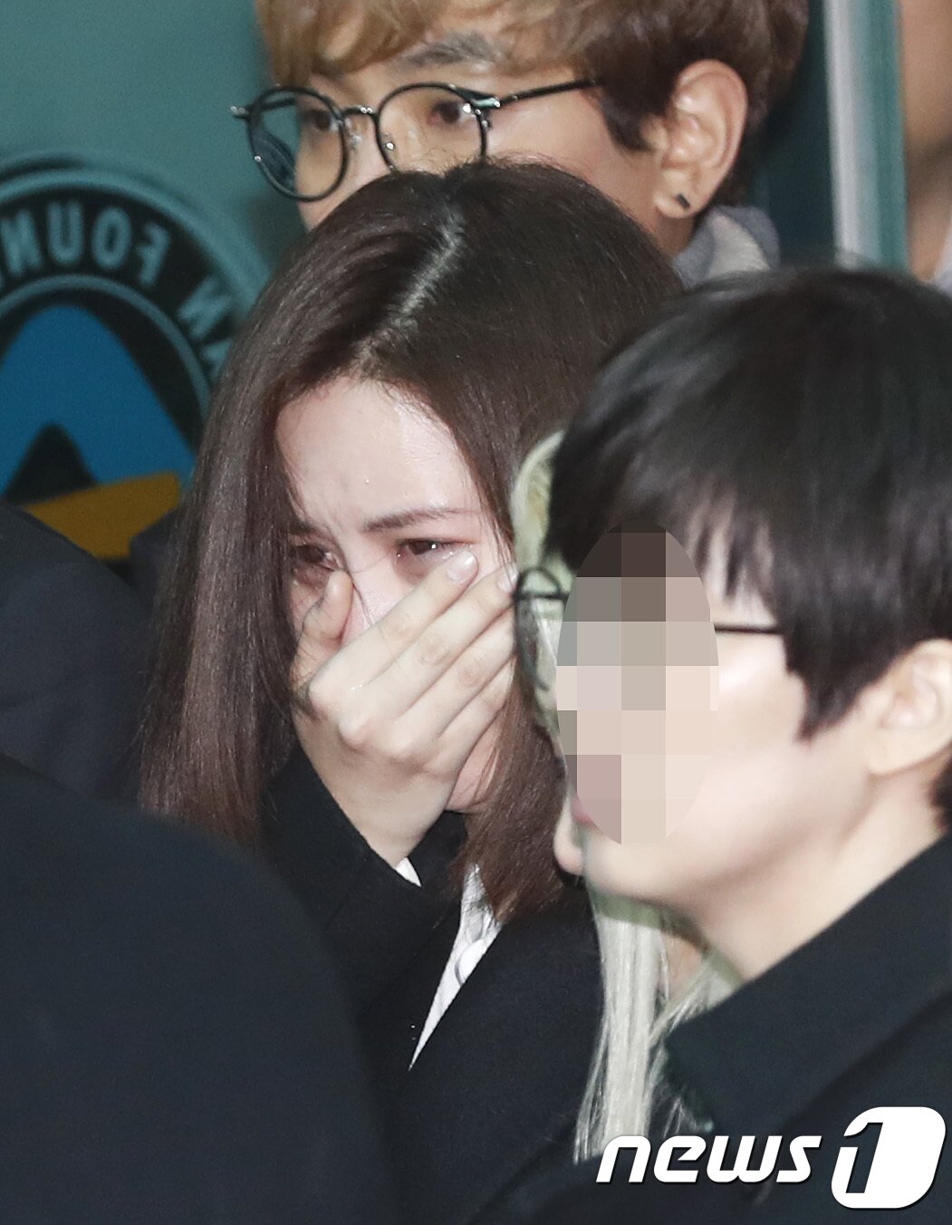 본문 이미지 - 소녀시대 서현이 21일 오전 서울 아산병원 장례식장에서 열린 아이돌 그룹 샤이니 종현(본명 김종현·27)의 발인식에 참석해 눈물을 흘리고 있다. 경찰과 소방당국에 따르면 종현은 지난 18일 오후 6시10분쯤 서울 강남구 청담동 한 레지던스에서 심정지 상태로 발견돼 끝내 숨을 거뒀다. 종현은 지난 2008년 5월 샤이니로 데뷔해 10년 동안 활발한 활동으로 사랑을 받았다. 2017.12.21./뉴스1 ⓒ News1 권현진 기자