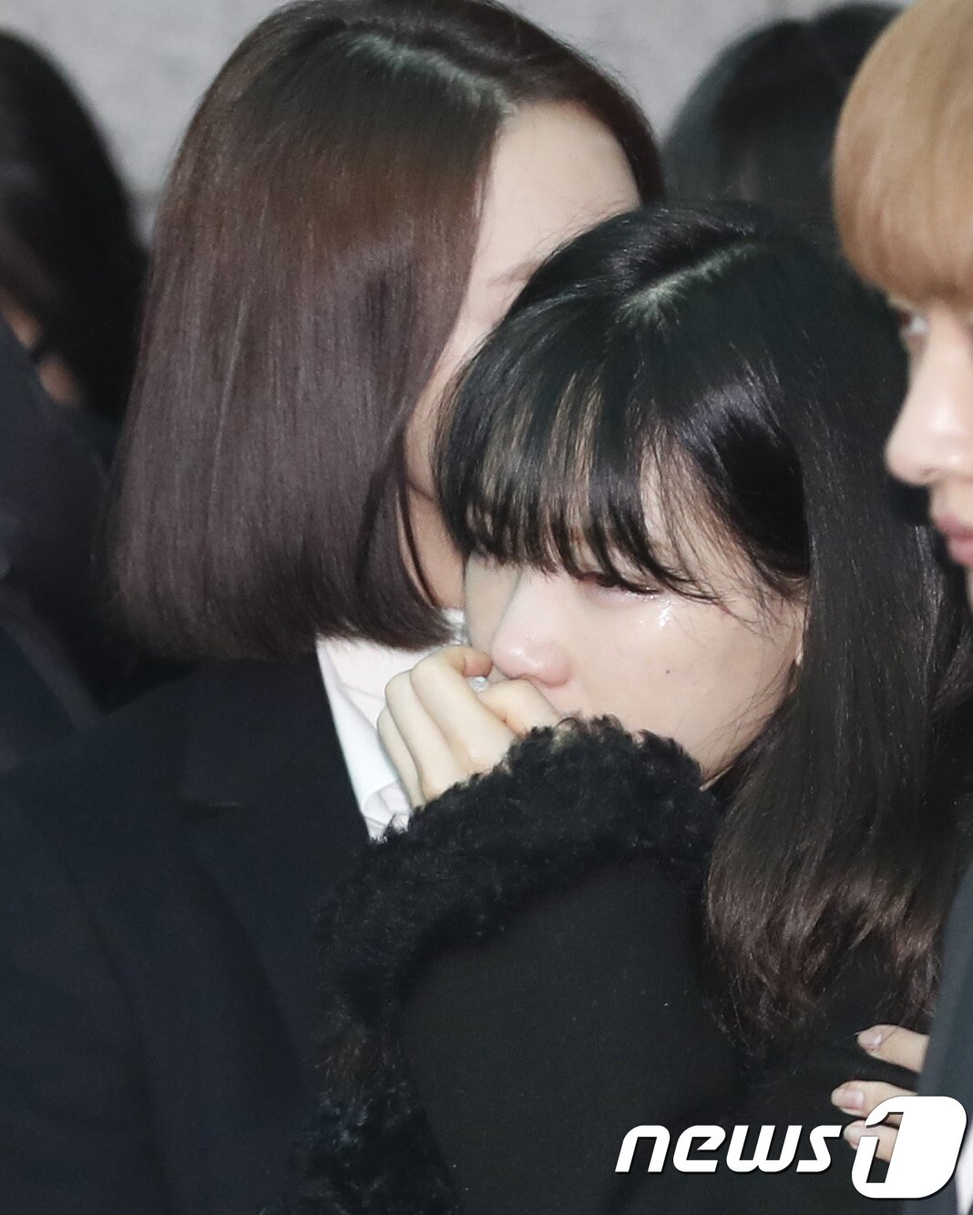 본문 이미지 - 소녀시대 윤아와 태연(오른쪽)이 21일 오전 서울 아산병원 장례식장에서 열린 아이돌 그룹 샤이니 종현(본명 김종현·27)의 발인식에 참석해 슬픔에 잠겨 있다. 경찰과 소방당국에 따르면 종현은 지난 18일 오후 6시10분쯤 서울 강남구 청담동 한 레지던스에서 심정지 상태로 발견돼 끝내 숨을 거뒀다. 종현은 지난 2008년 5월 샤이니로 데뷔해 10년 동안 활발한 활동으로 사랑을 받았다. 2017.12.21./뉴스1 ⓒ News1 권현진 기자