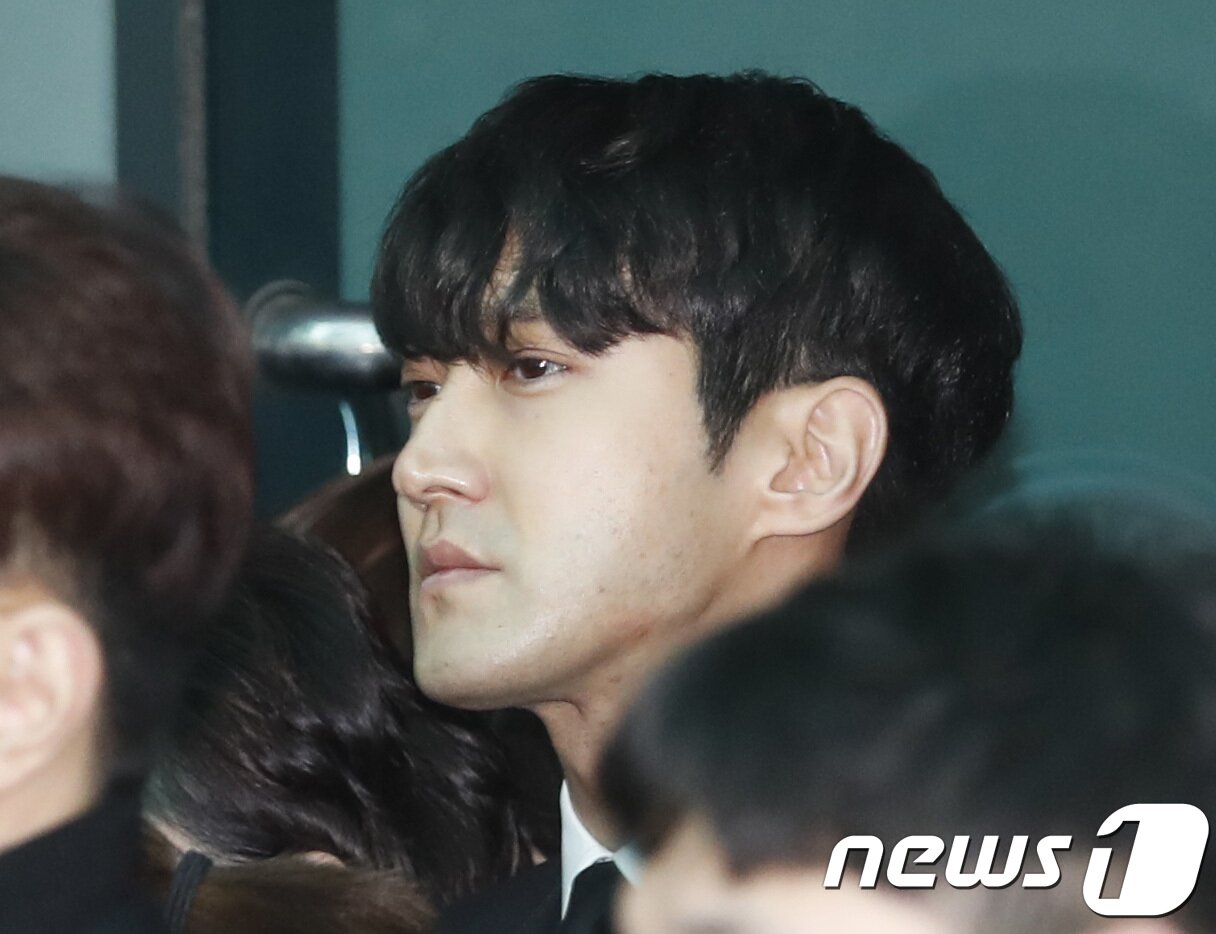 본문 이미지 - 슈퍼주니어 최시원이 21일 오전 서울 아산병원 장례식장에서 열린 아이돌 그룹 샤이니 종현(본명 김종현·27)의 발인식에 참석해 슬픔에 잠겨 있다. 경찰과 소방당국에 따르면 종현은 지난 18일 오후 6시10분쯤 서울 강남구 청담동 한 레지던스에서 심정지 상태로 발견돼 끝내 숨을 거뒀다. 종현은 지난 2008년 5월 샤이니로 데뷔해 10년 동안 활발한 활동으로 사랑을 받았다. 2017.12.21./뉴스1 ⓒ News1 권현진 기자