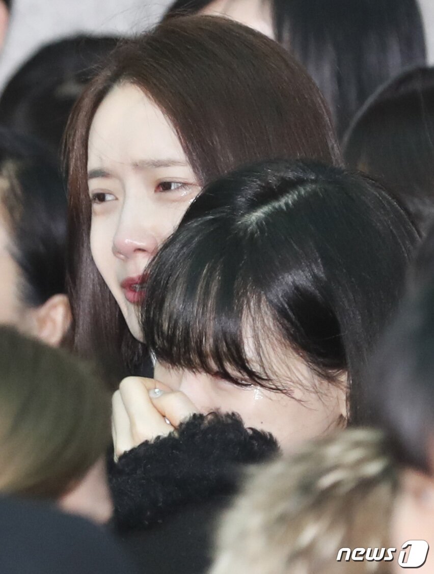 본문 이미지 - 소녀시대 윤아, 태연(오른쪽)이 21일 오전 서울 아산병원 장례식장에서 열린 아이돌 그룹 샤이니 종현(본명 김종현·27)의 발인식에 참석해 눈물을 흘리고 있다. 경찰과 소방당국에 따르면 종현은 지난 18일 오후 6시10분쯤 서울 강남구 청담동 한 레지던스에서 심정지 상태로 발견돼 끝내 숨을 거뒀다. 종현은 지난 2008년 5월 샤이니로 데뷔해 10년 동안 활발한 활동으로 사랑을 받았다. 2017.12.21./뉴스1 ⓒ News1 권현진 기자