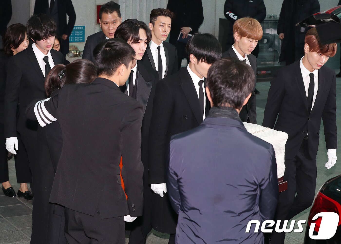 본문 이미지 - 21일 오전 서울 송파구 서울아산병원 장례식장에서 故 샤이니 종현의 발인식이 엄수되고 있다. 고인의 유족과 동료들이 운구를 하고 있다.2017.12.21/뉴스1 ⓒ News1 박세연 기자