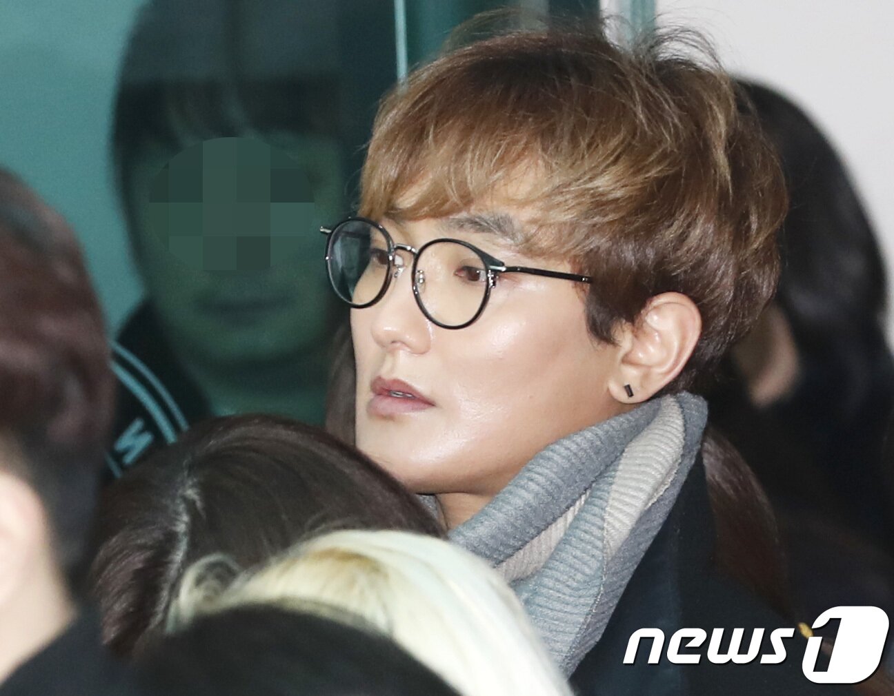 본문 이미지 - 슈퍼주니어 강타가 21일 오전 서울 아산병원 장례식장에서 열린 아이돌 그룹 샤이니 종현(본명 김종현·27)의 발인식에 참석해 슬픔에 잠겨 있다. 경찰과 소방당국에 따르면 종현은 지난 18일 오후 6시10분쯤 서울 강남구 청담동 한 레지던스에서 심정지 상태로 발견돼 끝내 숨을 거뒀다. 종현은 지난 2008년 5월 샤이니로 데뷔해 10년 동안 활발한 활동으로 사랑을 받았다. 2017.12.21./뉴스1 ⓒ News1 권현진 기자