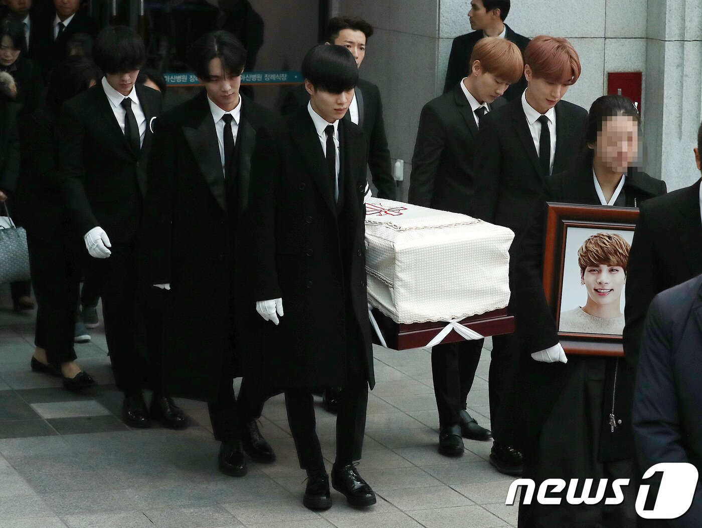 본문 이미지 - 21일 오전 서울 송파구 서울아산병원 장례식장에서 故 샤이니 종현의 발인식 엄수되고 있다. 고인의 유족과 동료들이 영정과 관을 들고 장례식장을 나서고 있다.2017.12.21/뉴스1 ⓒ News1 박세연 기자