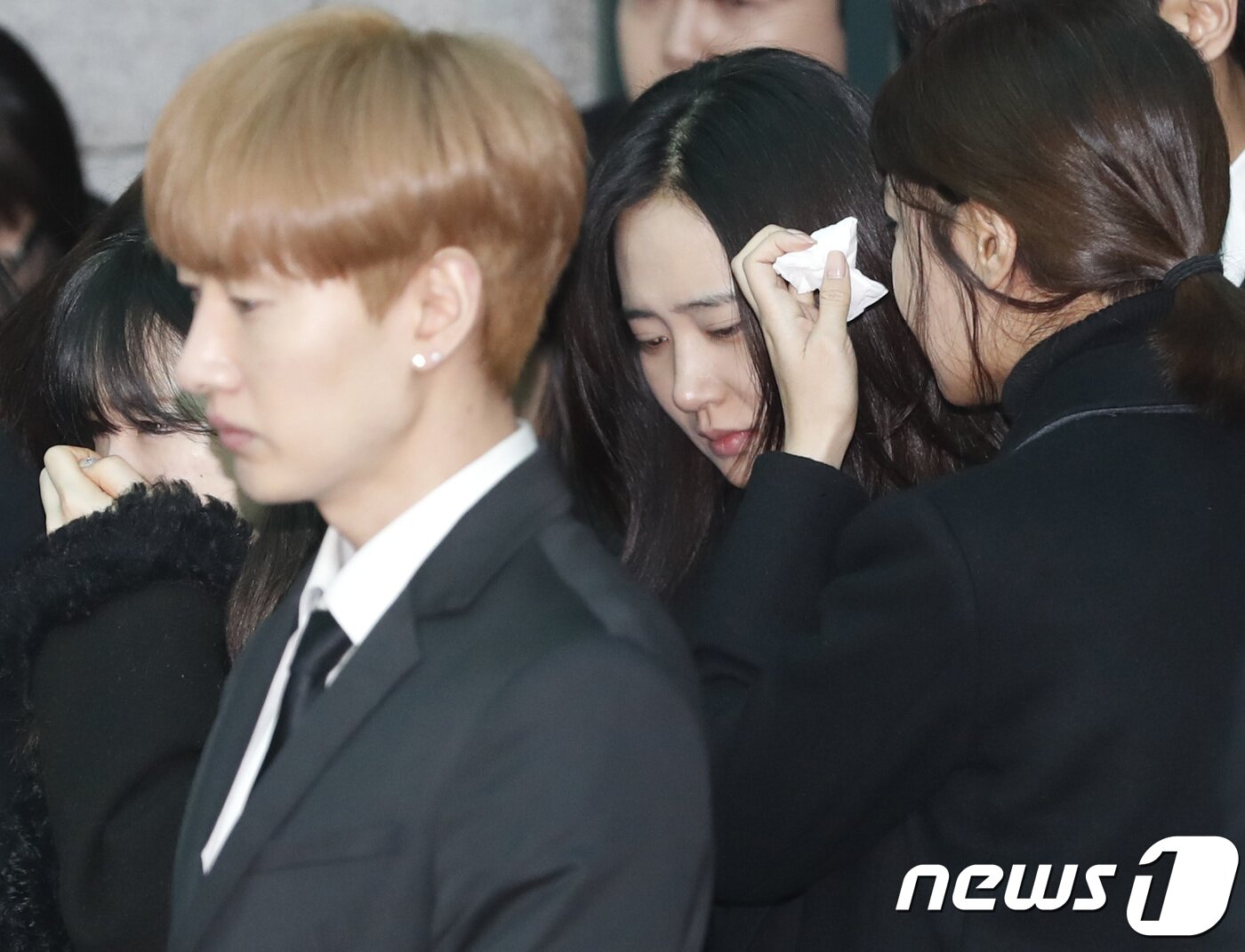 본문 이미지 - 태연(왼쪽), 은혁, 유리, 수영이 21일 오전 서울 아산병원 장례식장에서 열린 아이돌 그룹 샤이니 종현(본명 김종현·27)의 발인식에 참석해 고인의 마지막 가는길을 배웅하고 있다. 경찰과 소방당국에 따르면 종현은 지난 18일 오후 6시10분쯤 서울 강남구 청담동 한 레지던스에서 심정지 상태로 발견돼 끝내 숨을 거뒀다. 종현은 지난 2008년 5월 샤이니로 데뷔해 10년 동안 활발한 활동으로 사랑을 받았다. 2017.12.21./뉴스1 ⓒ News1 권현진 기자