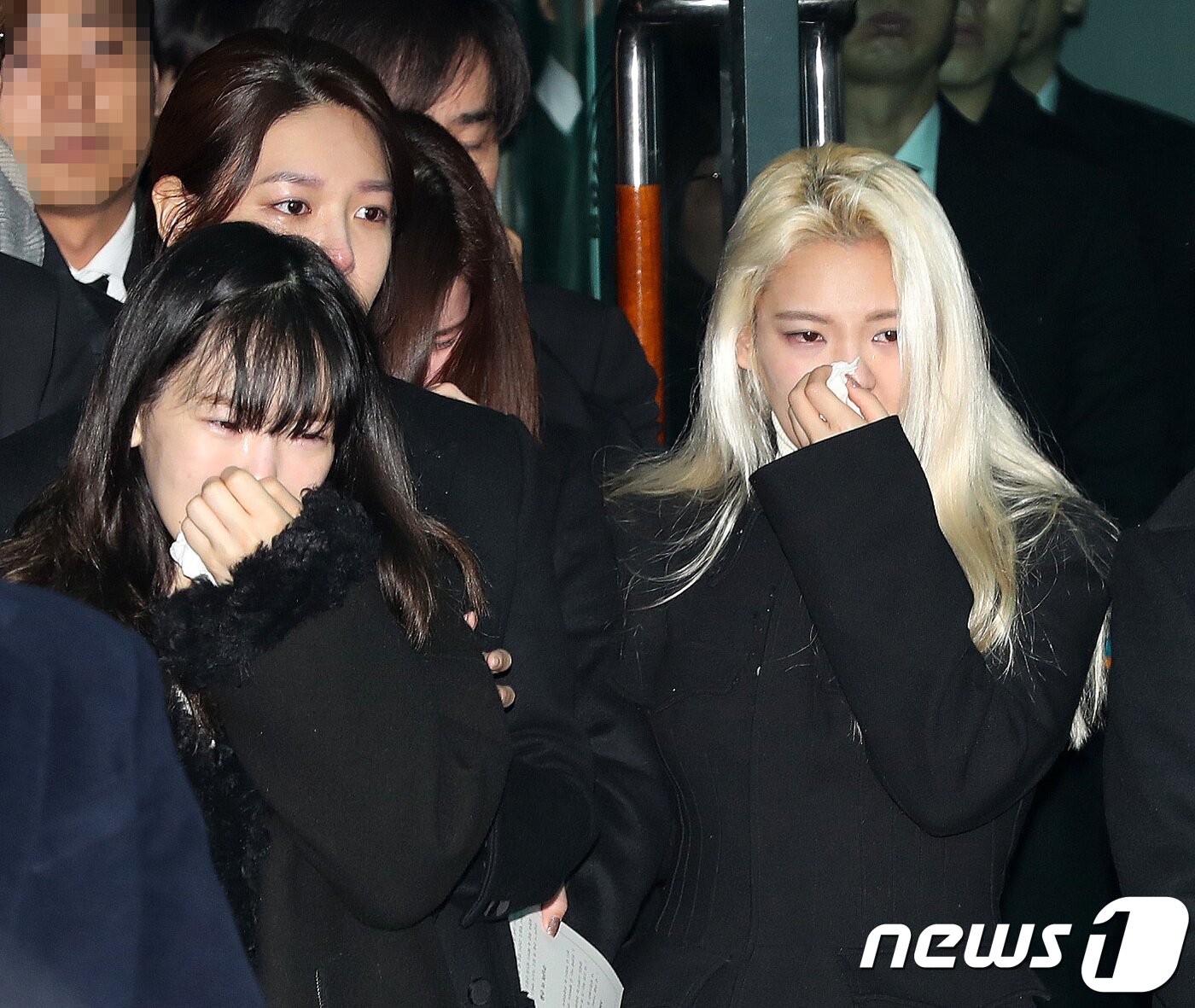 본문 이미지 - 21일 오전 서울 송파구 서울아산병원 장례식장에서 故 샤이니 종현의 발인식이 엄수되고 있다. 고인을 보내며 소녀시대 태연, 수영, 윤아, 효연이 눈물을 흘리고 있다.2017.12.21/뉴스1 ⓒ News1 박세연 기자