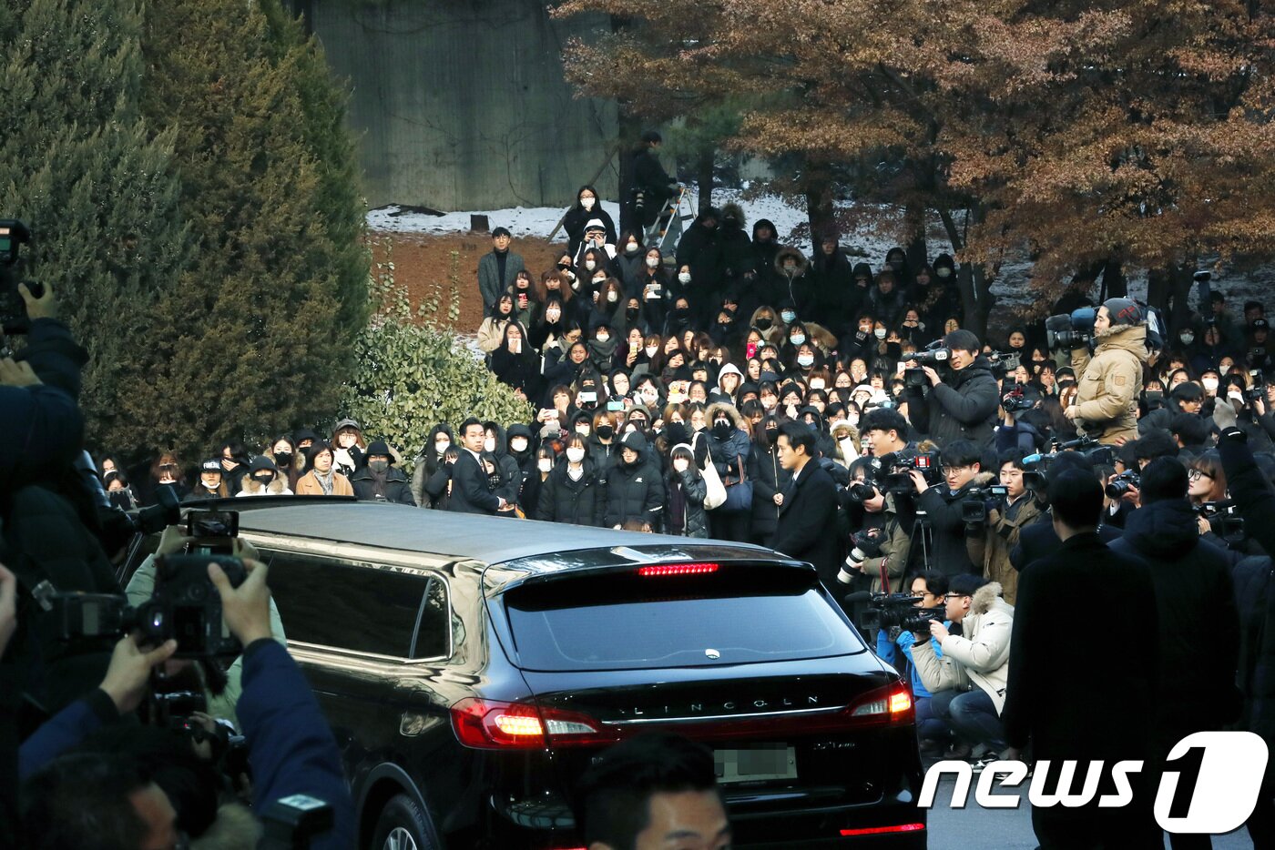 본문 이미지 - 아이돌 그룹 샤이니 종현(본명 김종현·27)의 발인식이 21일 오전 서울 아산병원 장례식장에 엄수됐다. 많은 팬들이 고인의 마지막 가는길을 배웅하고 있다. 경찰과 소방당국에 따르면 종현은 지난 18일 오후 6시10분쯤 서울 강남구 청담동 한 레지던스에서 심정지 상태로 발견돼 끝내 숨을 거뒀다. 종현은 지난 2008년 5월 샤이니로 데뷔해 10년 동안 활발한 활동으로 사랑을 받았다. 2017.12.21./뉴스1 ⓒ News1 권현진 기자