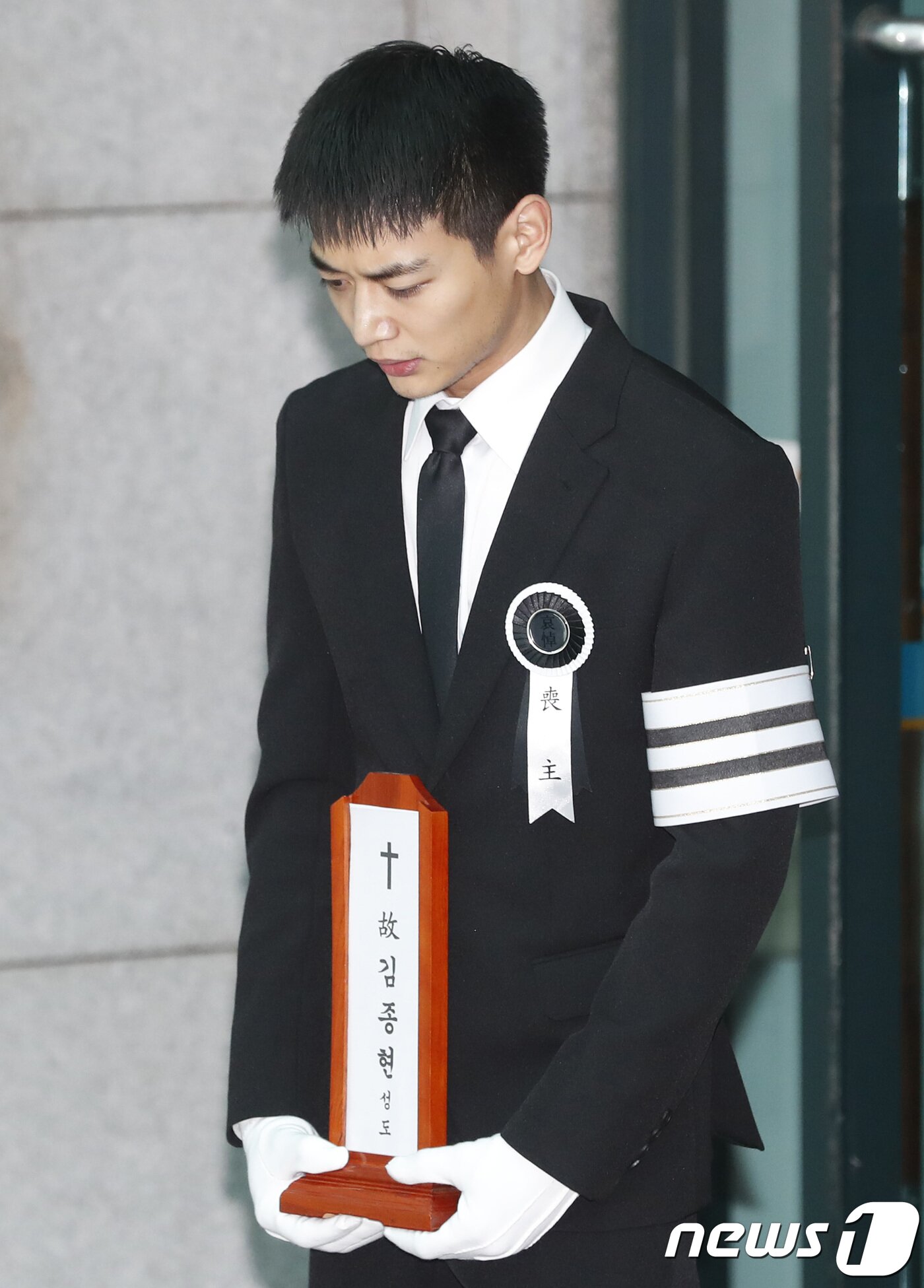 본문 이미지 - 샤이니 민호가 21일 오전 서울 아산병원 장례식장에서 열린 아이돌 그룹 샤이니 종현(본명 김종현·27)의 발인식에 참석해 고인의 마지막 가는길을 배웅하고 있다. 경찰과 소방당국에 따르면 종현은 지난 18일 오후 6시10분쯤 서울 강남구 청담동 한 레지던스에서 심정지 상태로 발견돼 끝내 숨을 거뒀다. 종현은 지난 2008년 5월 샤이니로 데뷔해 10년 동안 활발한 활동으로 사랑을 받았다. 2017.12.21./뉴스1 ⓒ News1 권현진 기자