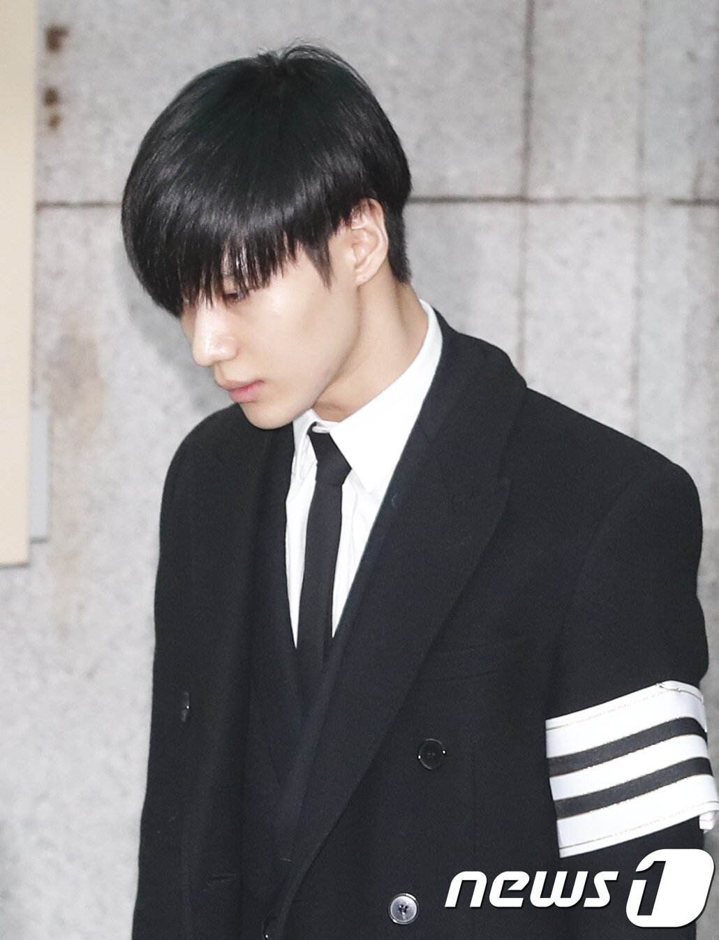 본문 이미지 - 샤이니 태민이 21일 오전 서울 아산병원 장례식장에서 열린 아이돌 그룹 샤이니 종현(본명 김종현·27)의 발인식에 참석해 고인의 마지막 가는길을 배웅하고 있다. 경찰과 소방당국에 따르면 종현은 지난 18일 오후 6시10분쯤 서울 강남구 청담동 한 레지던스에서 심정지 상태로 발견돼 끝내 숨을 거뒀다. 종현은 지난 2008년 5월 샤이니로 데뷔해 10년 동안 활발한 활동으로 사랑을 받았다. 2017.12.21./뉴스1 ⓒ News1 권현진 기자