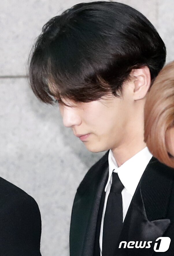 본문 이미지 - 샤이니 키가 21일 오전 서울 아산병원 장례식장에서 열린 아이돌 그룹 샤이니 종현(본명 김종현·27)의 발인식에 참석해 고인의 마지막 가는길을 배웅하고 있다. 경찰과 소방당국에 따르면 종현은 지난 18일 오후 6시10분쯤 서울 강남구 청담동 한 레지던스에서 심정지 상태로 발견돼 끝내 숨을 거뒀다. 종현은 지난 2008년 5월 샤이니로 데뷔해 10년 동안 활발한 활동으로 사랑을 받았다. 2017.12.21./뉴스1 ⓒ News1 권현진 기자