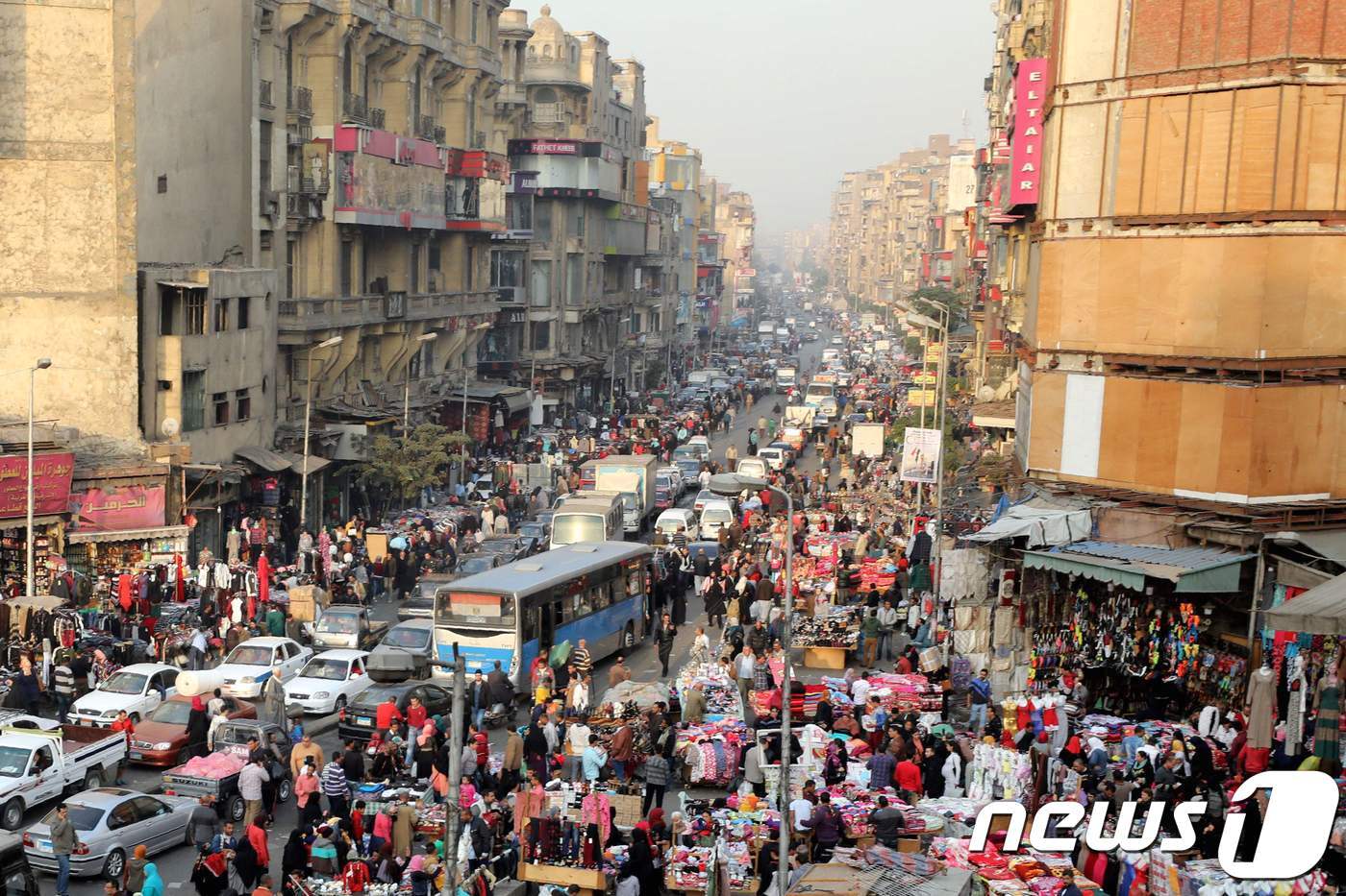 본문 이미지 - 이집트 카이로 중심가의 모습. 도로가 사람들과 차로 빼곡하다. ⓒ AFP=뉴스1