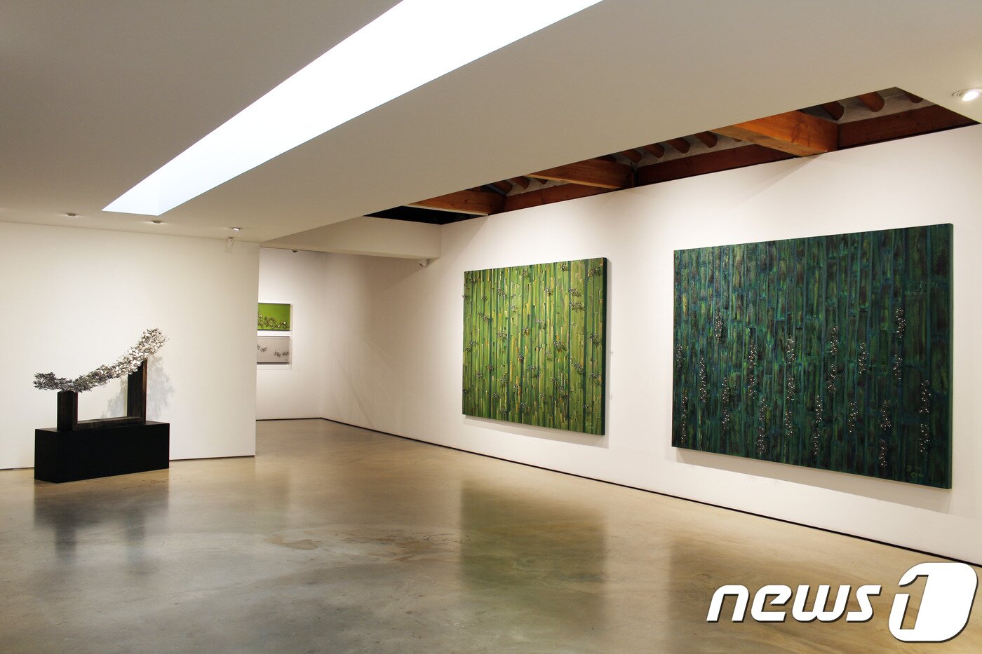 본문 이미지 - 채림 개인전  &#39;Nature Meets Nature, Art Meets Art - 숲의 사색&#39; 전경.&#40;학고재 갤러리 제공&#41;ⓒ News1