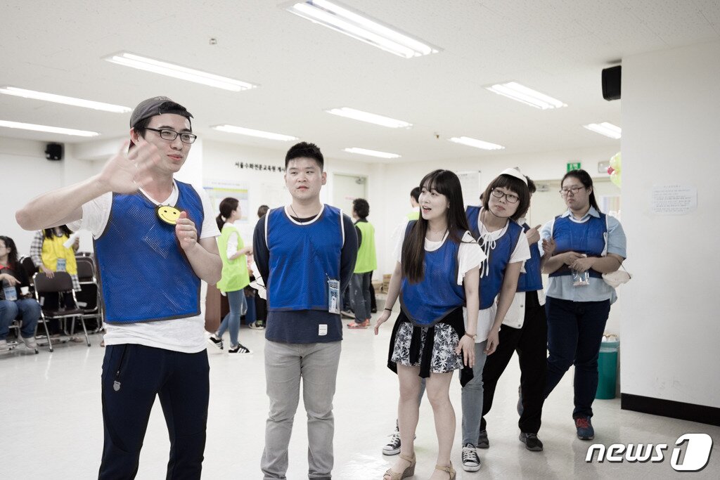 본문 이미지 - 2015년 개최된 서울수화전문교육원 수어캠프(서울수화전문교육원 제공)ⓒ News1