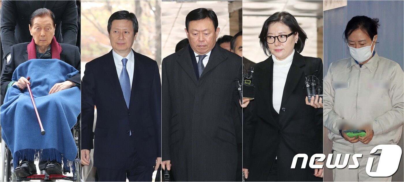 본문 이미지 - 왼쪽부터 신격호 롯데그룹 총괄 명예회장, 신동주 전 롯데홀딩스 부회장, 신동빈 롯데그룹 회장, 서미경 씨, 신영자 전 롯데장학재단 이사장. 2017.12.22/뉴스1 ⓒ News1 임세영 기자,박지혜 기자