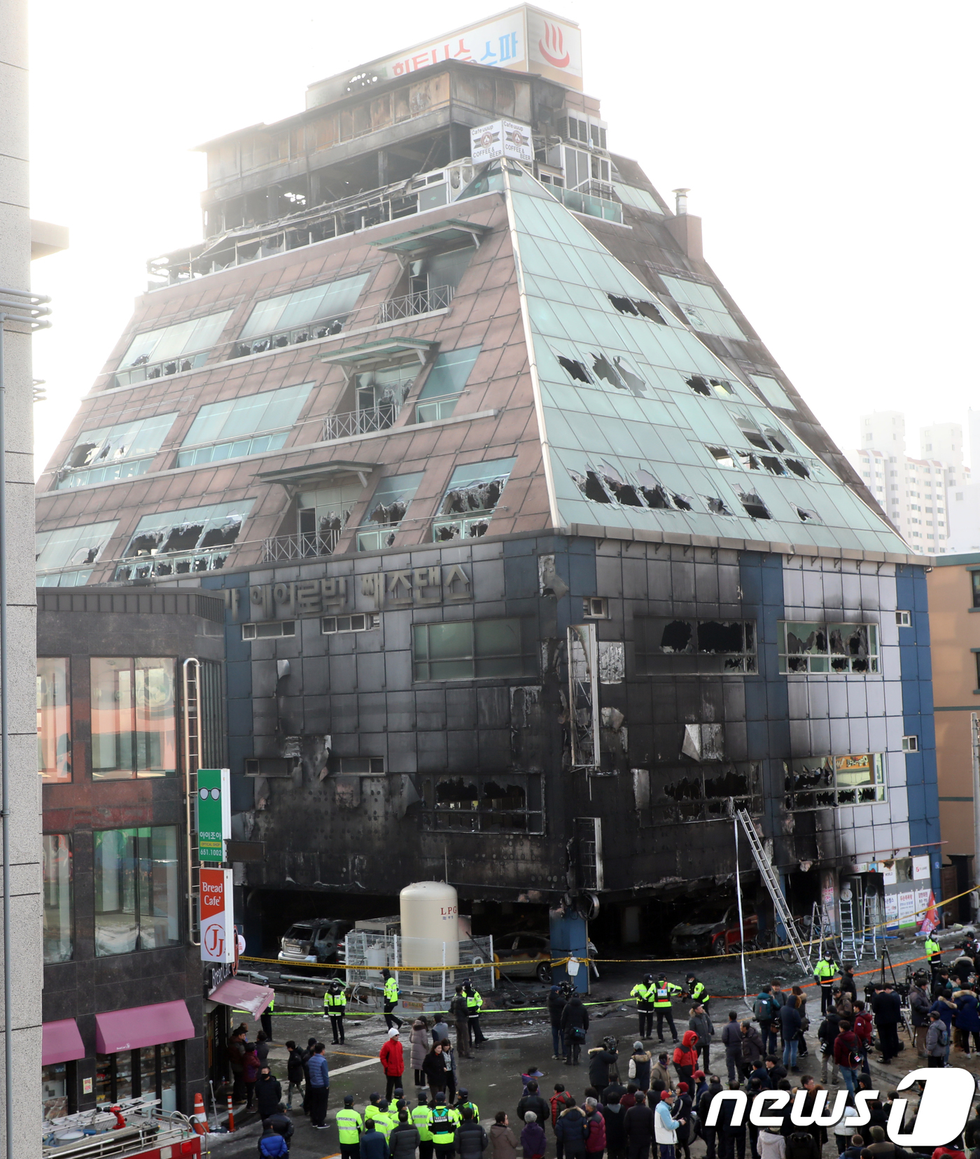 (제천=뉴스1) 김명섭 기자 = 22일 충북 제천시 하소동 스포츠센터 화재현장에서 건물벽이 검게 그을려 있고 유리창이 깨져 있는 모습이 당시 참상을 엿볼 수 있다. 지난 21일 오 …