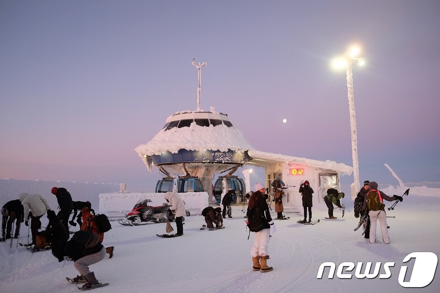 본문 이미지 - 오전 10시의 레비 언덕 풍경. 스노슈잉 참가자들은 장비를 갖추고 탐험에 나설 준비를 하고 있다.ⓒ News1 윤슬빈 기자