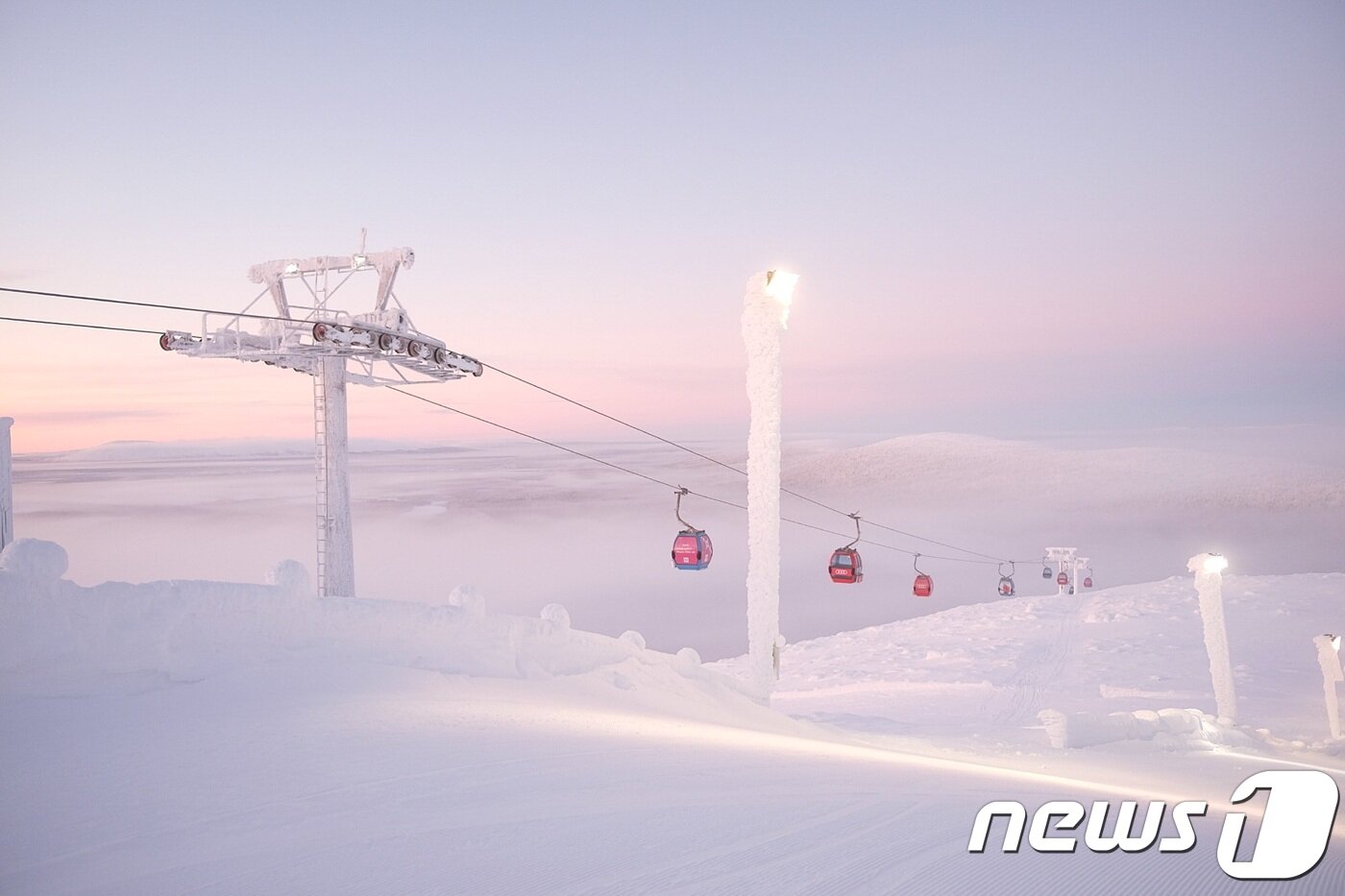 본문 이미지 - 레비 언덕을 오르기 위해 타야하는 케이블카ⓒ News1 윤슬빈 기자